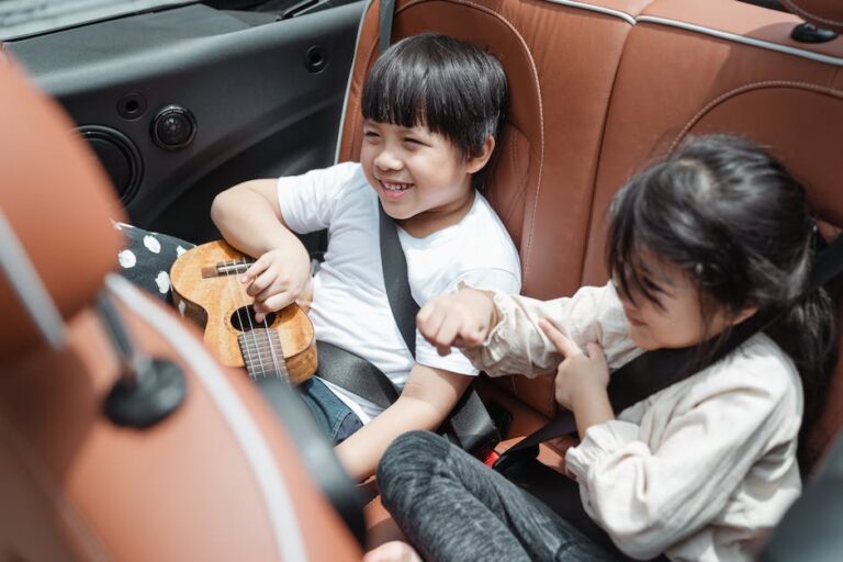 8 porad, o których należy pamiętać podczas podróży autem z dzieckiem
